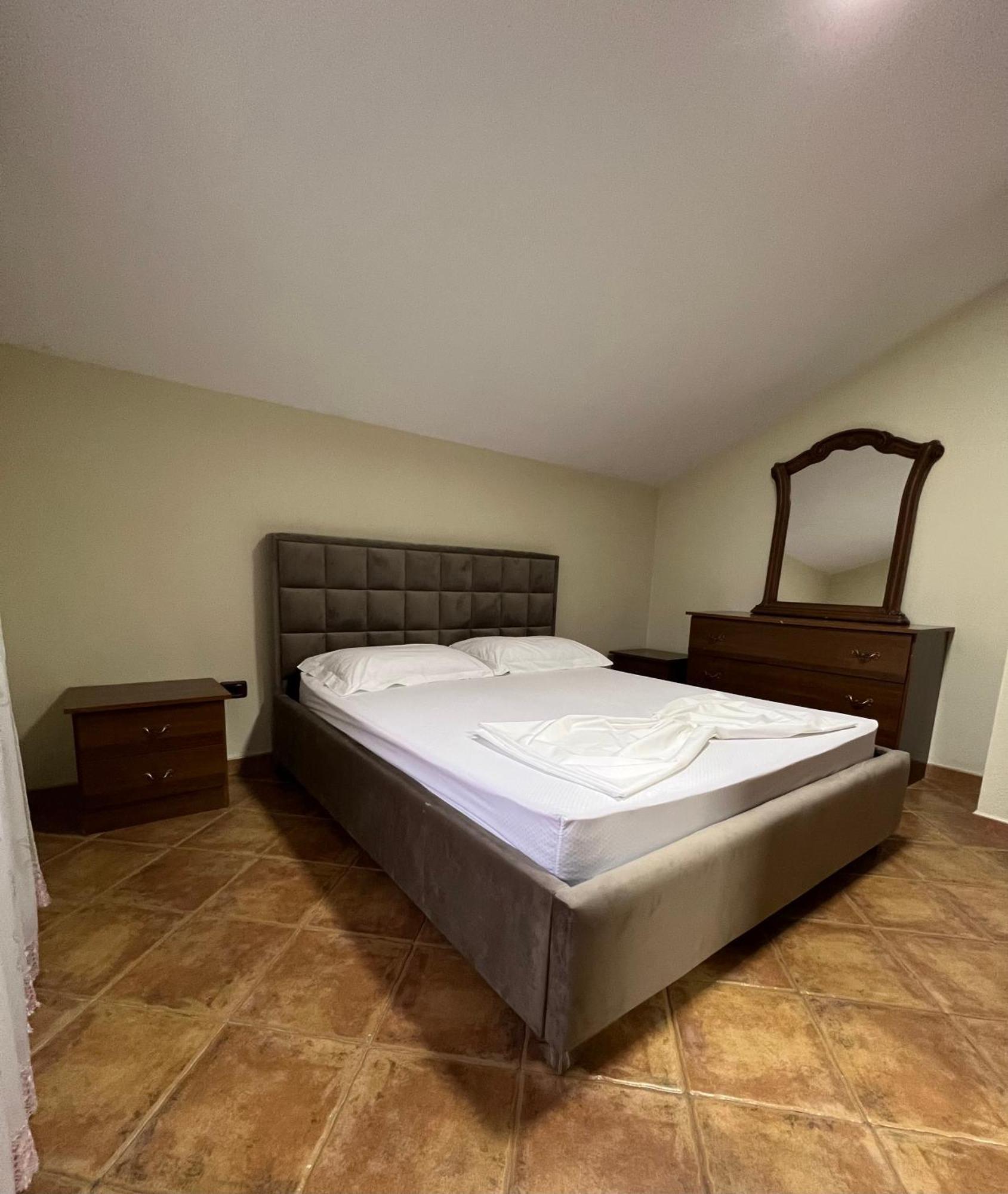 Villa Sokoli, Enjoy Sunset At This Spacious Apartment Tirana Exteriör bild